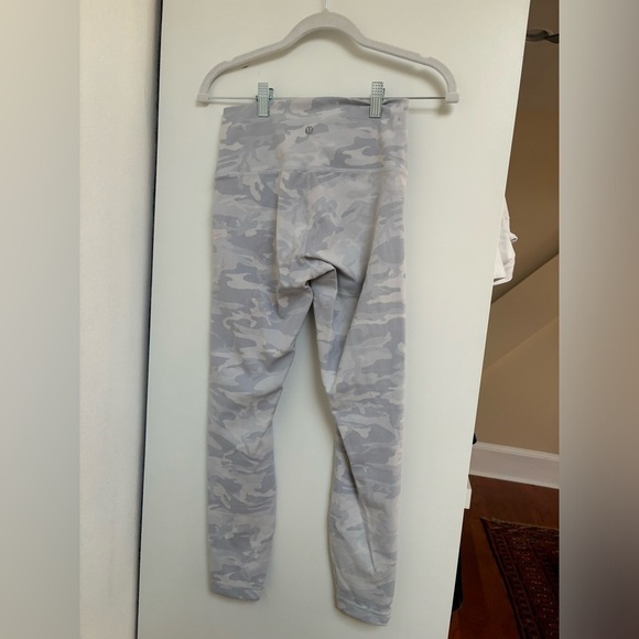 Gray Camo lululemon leggings Sz 6 - Picture 4 of 8